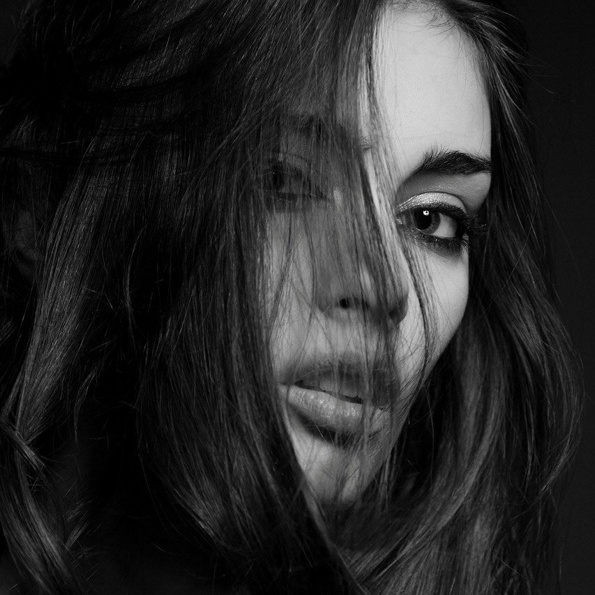 woman 2350565 1280 - CreatorTraffic.com