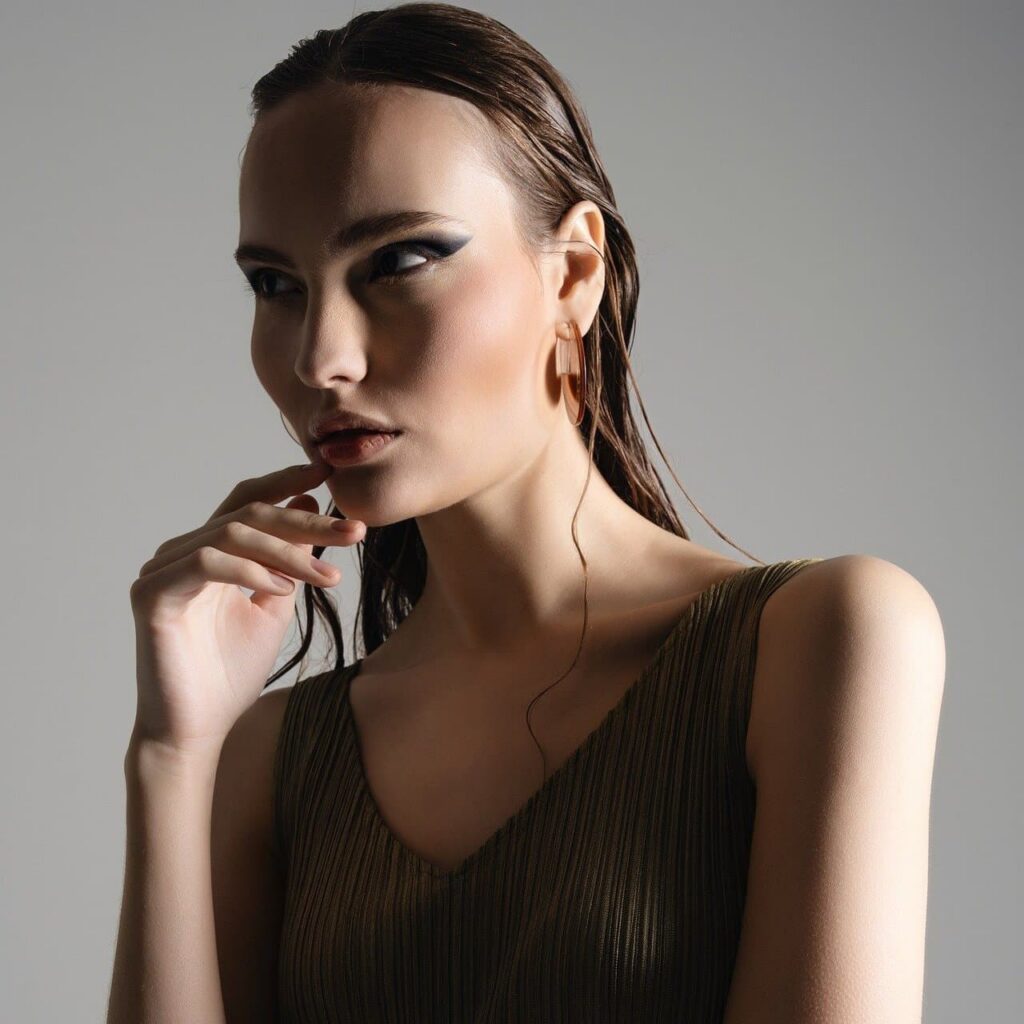 49251048 woman 9473442 1920 - CreatorTraffic.com